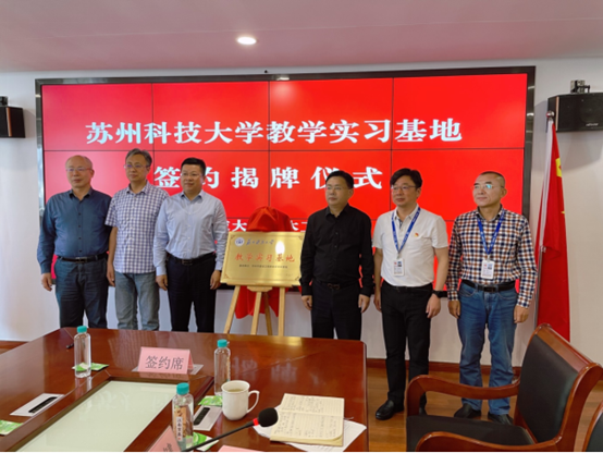 一群人站在桌子前摆拍描述已自动生成 一群人站在桌子前摆拍描述已自动生成